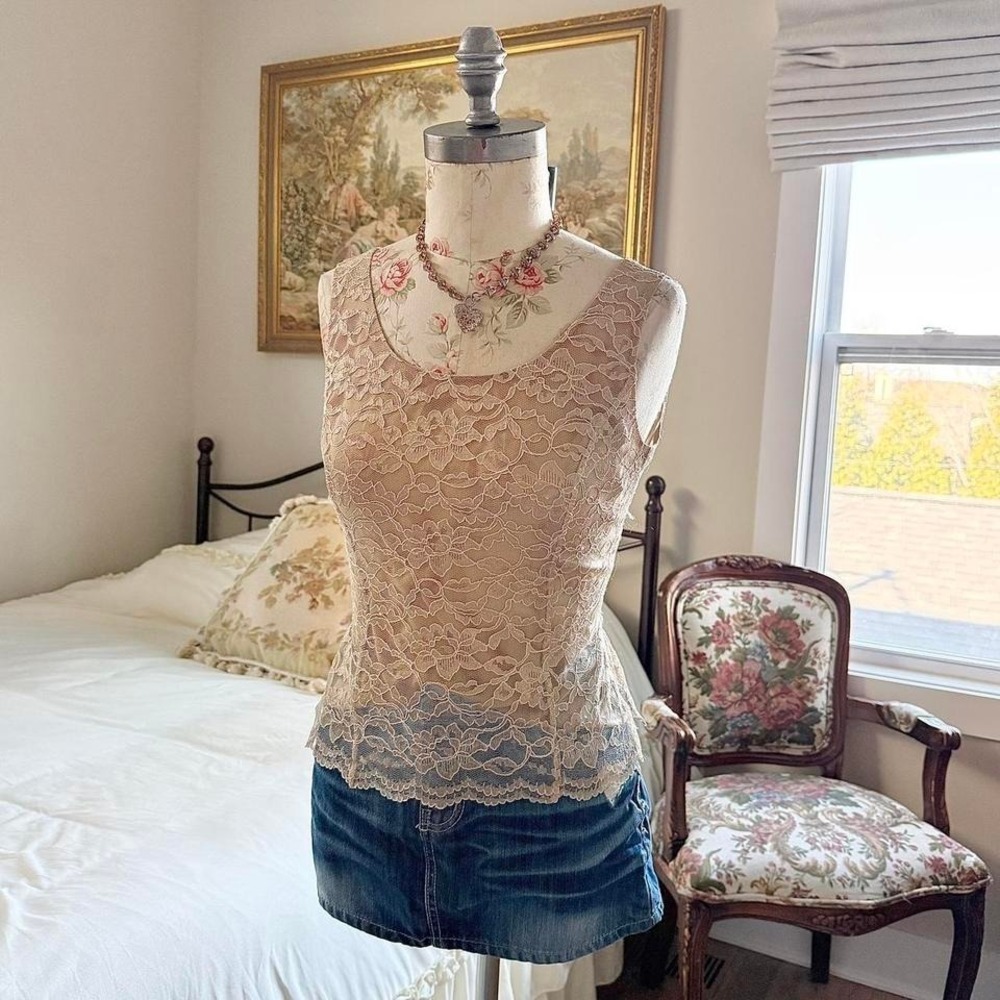 Cream lace tank top y2k lesuit beige lace tank top size 6 petite